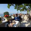 Beim Frühstück, im Hintergrund das Marmarameer